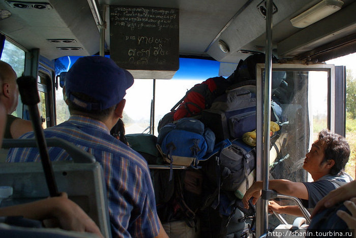 Бэкпакеры в автобусе Камбоджа