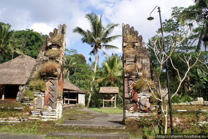 Типино балийские ворота Убуд, Индонезия