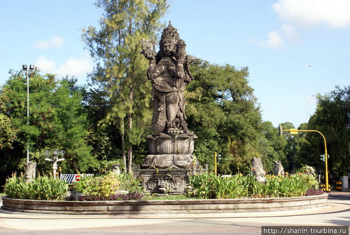 Статуя Чатур-Муха — четырехголовый индуистский бог Вишну Денпасар, Индонезия