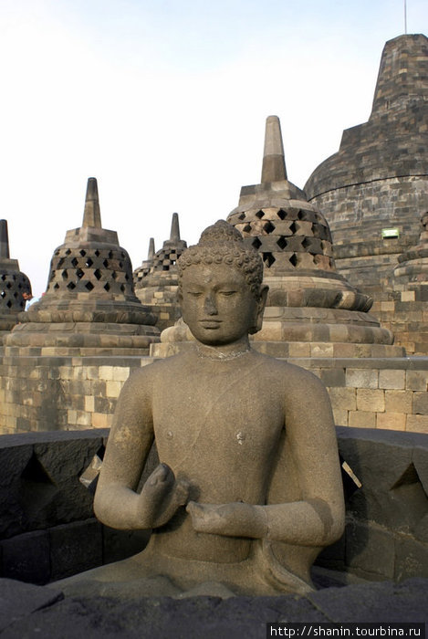 Буддистская пирамида Джокьякарта, Индонезия