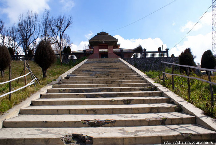 Лестница к храму в поселке Проболингго, Индонезия