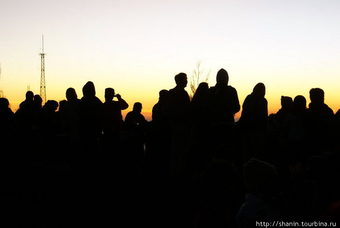 Туристы встречают рассвет на смотровой площадке Проболингго, Индонезия