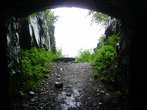 В некоторых местах от тоннелей есть ответвления, приводящие к скальным обрывам и чарующим видам на Байкал