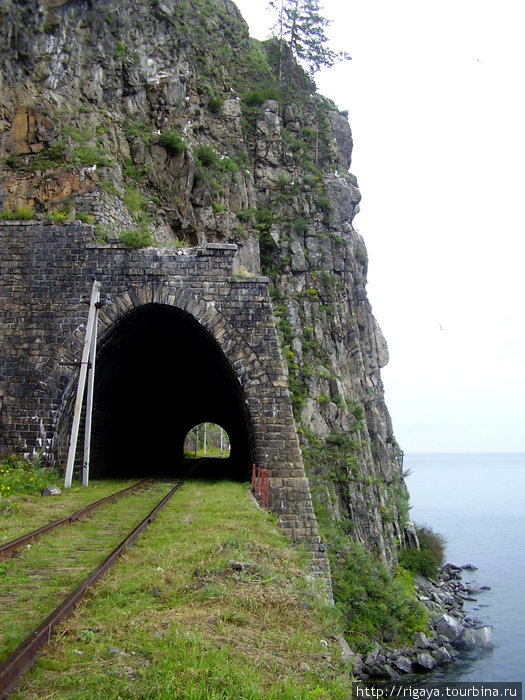 Некоторые тоннели более живописно выглядят со стороны Слюдянка, Россия