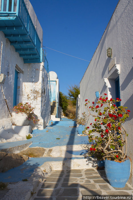 Плака — столица острова. Расположена на вершине горы. Улочки окрашиваются по-кикладски, в бело-синее. Архипелаг Киклады, Греция