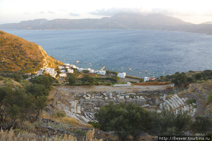 вид на древний театр и бухту Архипелаг Киклады, Греция