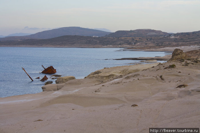 затонувший корабль... у каждого греческого острова — по одному... Архипелаг Киклады, Греция