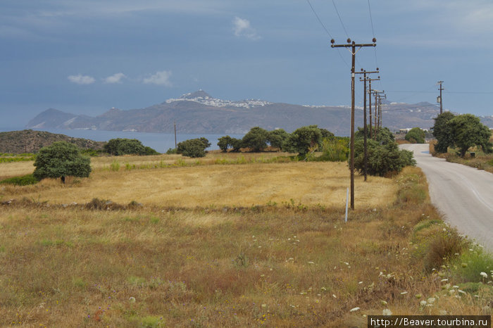 по дороге с южной стороны острова... вдалеке на горе — Плака Архипелаг Киклады, Греция
