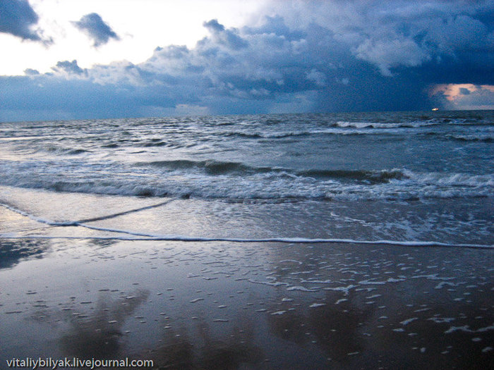 В моем понимании пляж на море — это нечто, где можно купаться, а тут — дубак конкретный, пронизывающий до костей ветер, зубы цокают! Схевенинген, Нидерланды