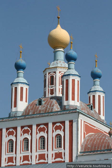Нарядные купола Рождественского собора. Темников, Россия
