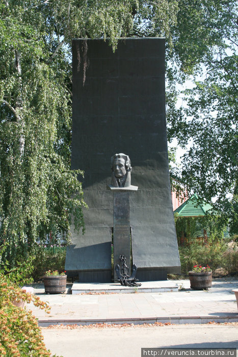 Памятник Ф.Ушакову. Темников, Россия