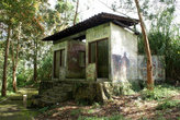 Дом в лесу на туристической тропе вокруг озера Телага Варна