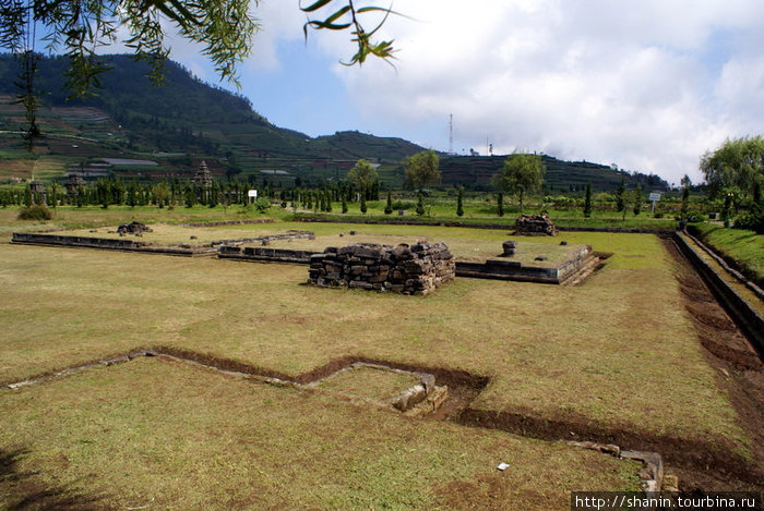 Место археологических раскопок вокруг храмового комплекса Арджуны Тегал, Индонезия