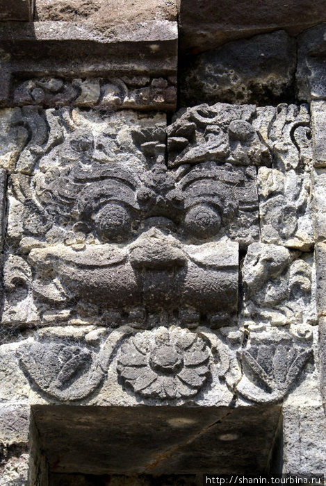 Каменный лев Тегал, Индонезия
