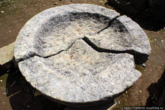 Каменная тарелка Тегал, Индонезия
