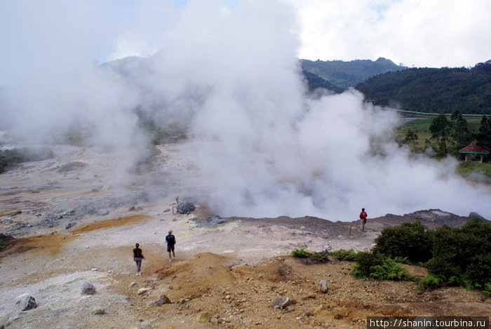 Пар над кратером вулкана Кава Сикиданг Тегал, Индонезия
