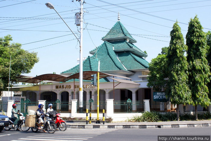 Здание с крышей как у пагоды Суракарта, Индонезия