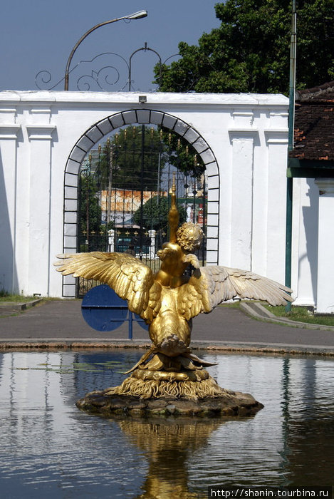 Золотая статуя в фонтане, Кратон Суракарта, Индонезия