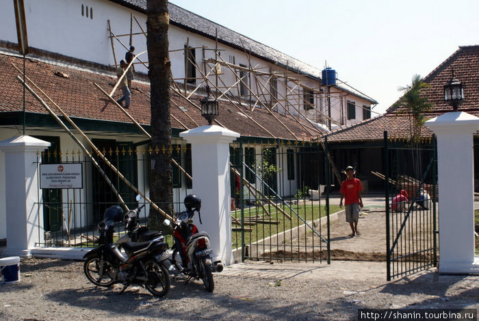 Идет реставрация Суракарта, Индонезия