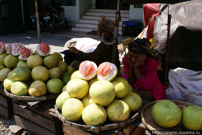 На рынке Суракарта, Индонезия