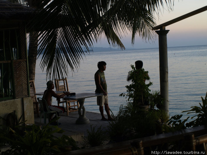 Тихие карабайские вечера. Мужчины за разговором. Остров Карабао, Филиппины