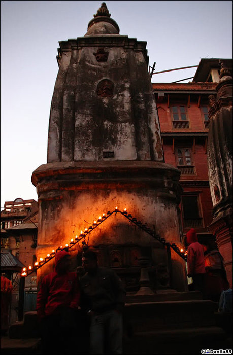 И лишь индуистские алтари возвращают к азиатской реальности. Бхактапур, Непал