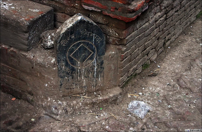 ...а местами лишь такие камни напоминают, что это мировое художественное наследие. Бхактапур, Непал