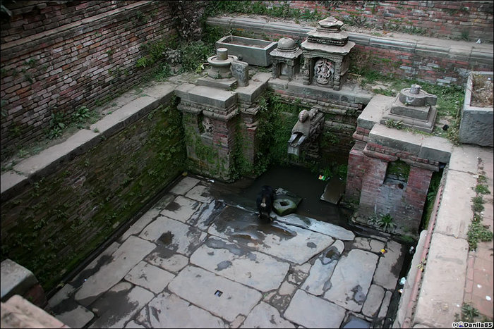 Заглублённый фонтан-источник. Бхактапур, Непал