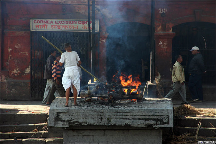 На сжигание одного тела может уйти 200 кг дров, которые дОроги. Катманду, Непал