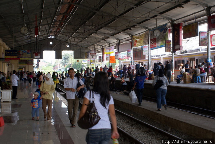 На станции Богор Богор, Индонезия