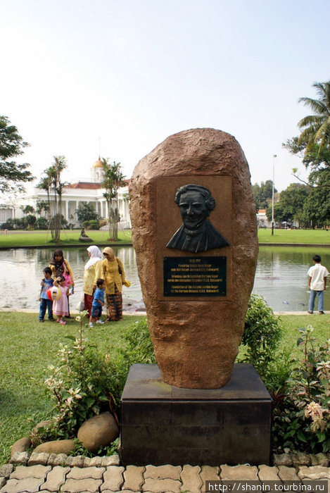 Памятник на берегу пруда Богор, Индонезия