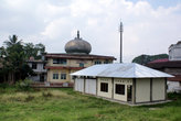 Деревенская мечеть на окраине города