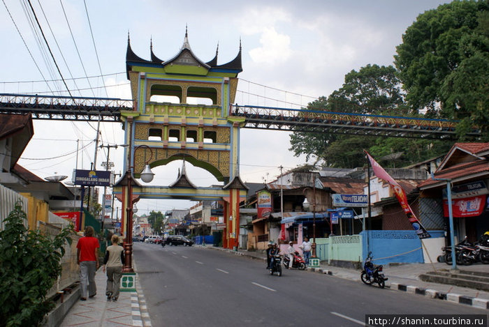 Мост над центральной улицей Букиттинги, Индонезия