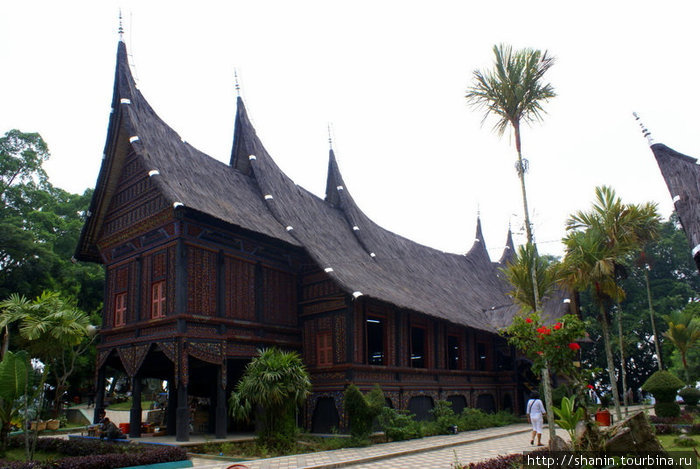 Здание в традиционном суматранском стиле Букиттинги, Индонезия