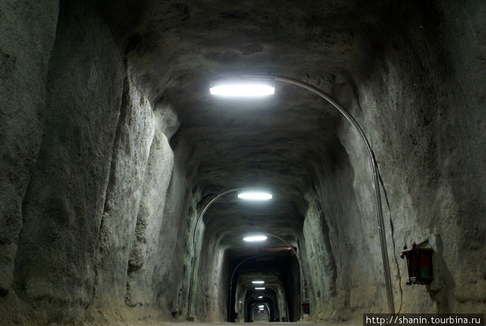 Японские туннели Букиттинги, Индонезия