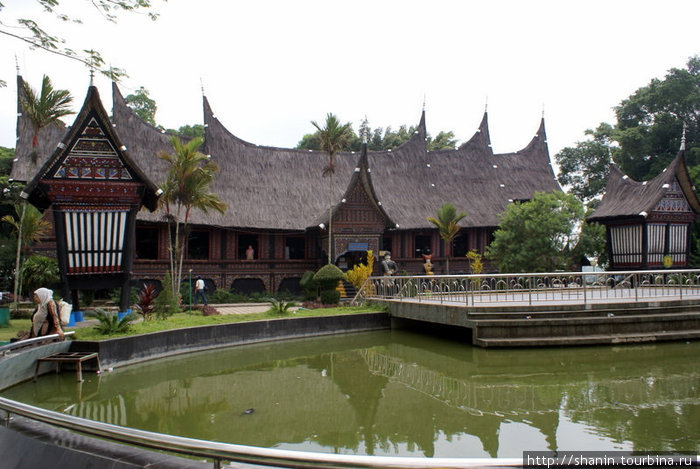 Дворец у пруда Букиттинги, Индонезия