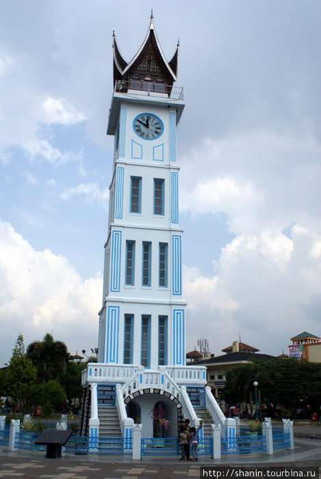 Башня с часами в Букиттинги Букиттинги, Индонезия
