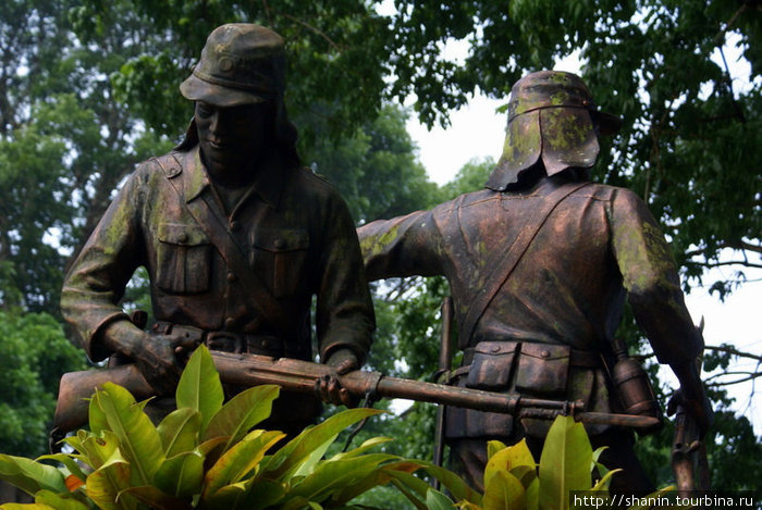 Бронзовые солдаты в парке Панорама Букиттинги, Индонезия