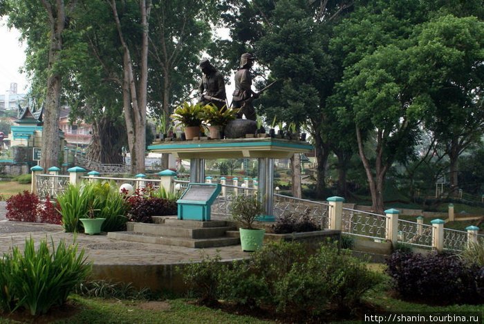 Памятник солдатам в парке Панорама Букиттинги, Индонезия