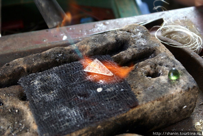 Серебро прогревают газовой горелкой Кота-Гаданг, Индонезия