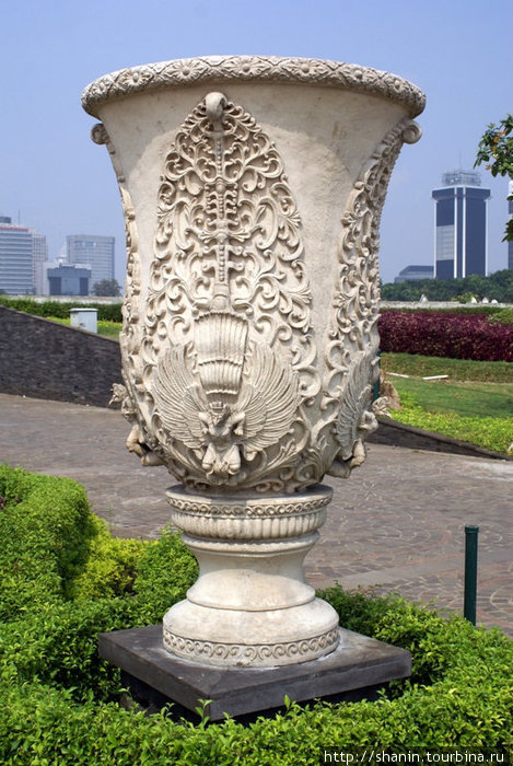 Гигансткая ваза Джакарта, Индонезия