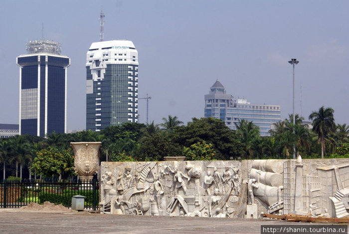 Барельеф на площади Мердека Джакарта, Индонезия