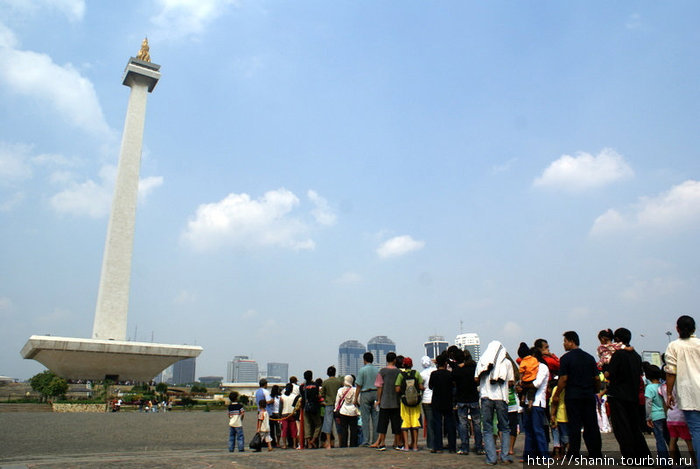 Длинная очередь Джакарта, Индонезия