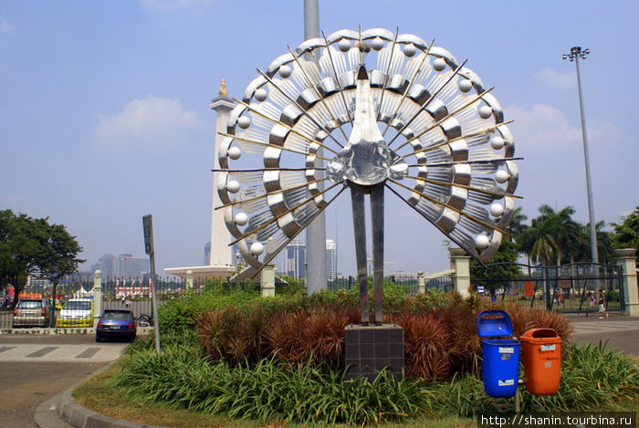 Монумент у входа на площадь Мердека Джакарта, Индонезия
