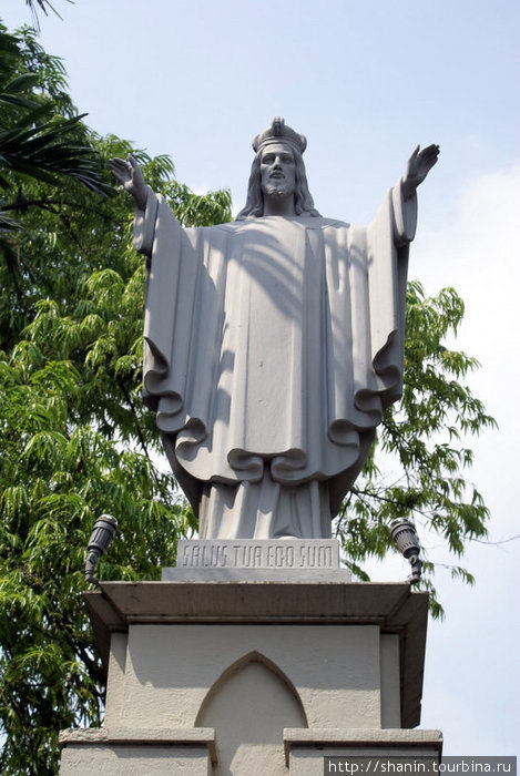 Памятник у собора Джакарта, Индонезия