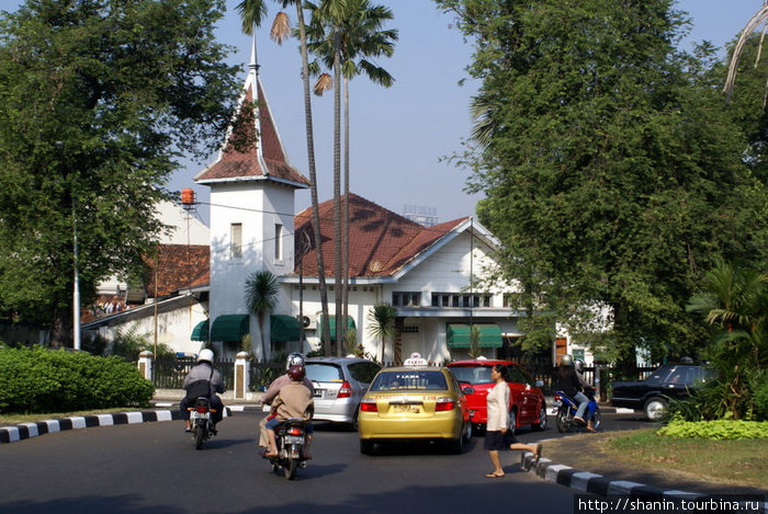 У церкви Джакарта, Индонезия