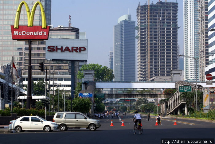 Макдональдс тоже есть Джакарта, Индонезия