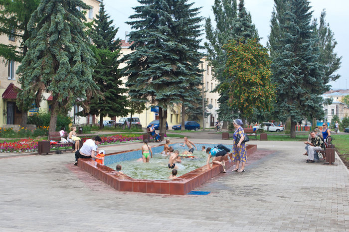 От жары дети прячутся в фонтанах Кострома, Россия