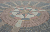 Центр города, площадь Сусанинская, памятный знак в честь 855-летия Костромы. Нас самом деле это солнечные часы