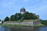 Слева от крепости белеет комендантский дом.